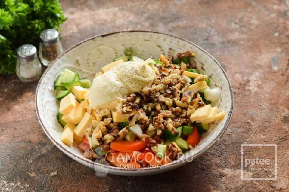 Салат с грецкими орехами и колбасой 🥗 - Шаг 6