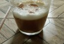 Кофе со сливками капучино с корицей