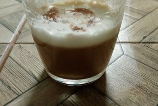 Кофе со сливками капучино с корицей