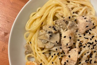 Паста с курицей и шампиньонами в сливках