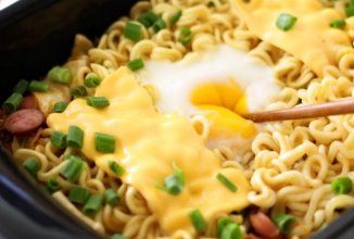 Вермишель «Роллтон» с яйцом, колбасой и овощами