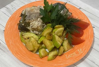 Скумбрия на пару с тушеным кабачком