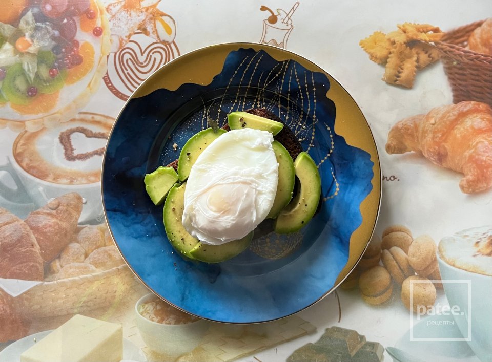 Тост с авокадо и яйцом пашот - Шаг 1