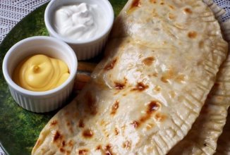 Кутабы с сыром и помидорами 🫓