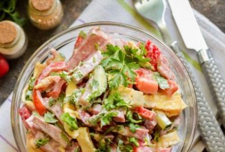 Салат с омлетом и колбасой 🥗