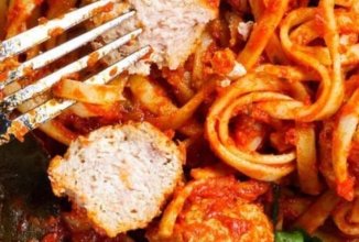 Спагетти с мясными шариками в томатном соусе 🍝