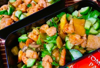 Салат с креветками, манго и 🥑.