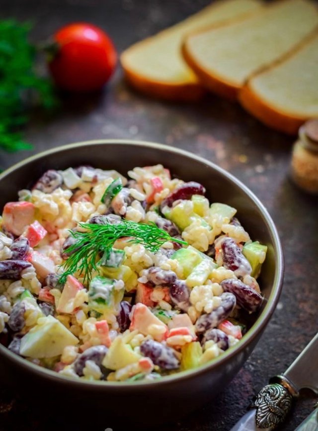 Салат с фасолью, крабовыми палочками и рисом 🥗