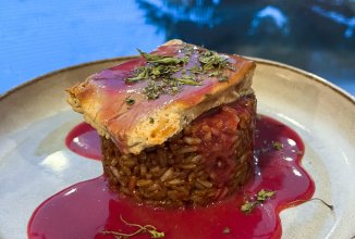 Ризотто с красным вином с индейкой под соусом из крыжовника