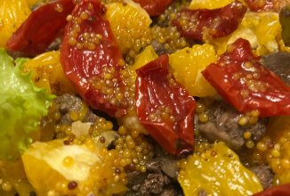 Теплый салат с печенью, апельсинами и вяленными томатами.