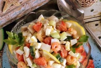 Морской салат с красной рыбой, кальмарами и креветками 🥗