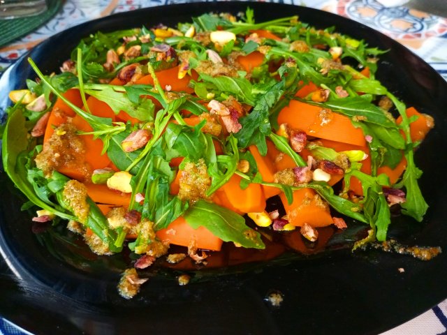Салат из молодой моркови с соусом песто