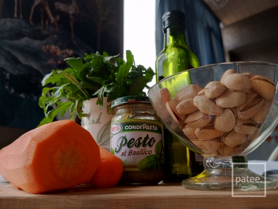 Салат из молодой моркови с соусом песто - Шаг 1
