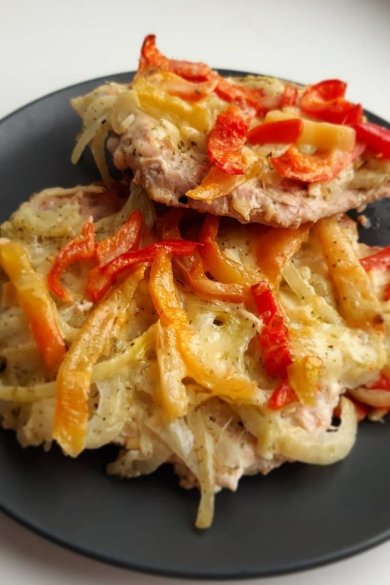 Мясо под шубой из лука и помидоров 🥩 - Шаг 1