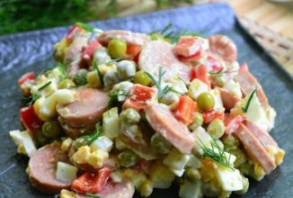 Салат с жареными сосисками 🥗