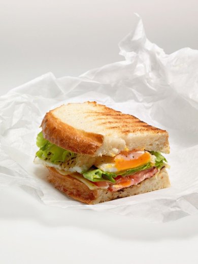 Сэндвич с яичницей, беконом и сыром 🥪 - Шаг 1