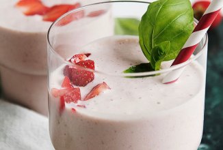 Коктейль с кешью и клубникой