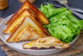 Горячие бутерброды с колбасой и яйцом (на сковороде).