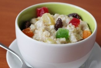 Геркулесовая каша с бананом, черносливом и цукатами.