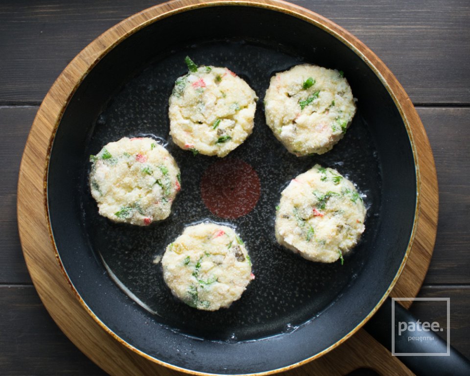 Картофельные котлеты с крабовыми палочками 👍🏼 - Шаг 6