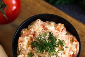 Салат с жареными помидорами, плавленым сыром и сухариками 🥗