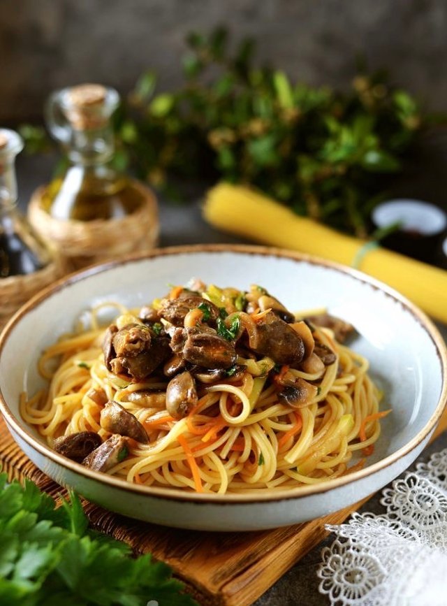 Куриные сердечки с макаронами и грибами на сковороде 👍🏼