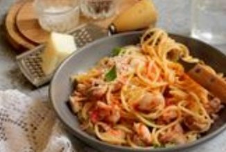 Спагетти с курицей в томатном соусе