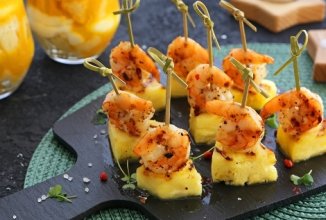 Канапе с креветками и ананасом гриль на шпажках