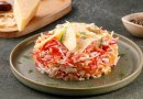 Крабовый салат с помидорами