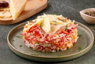 Крабовый салат с помидорами