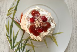 Анна Павлова с малиной и кремом