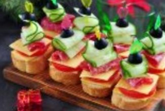 Канапе с колбасой и сыром