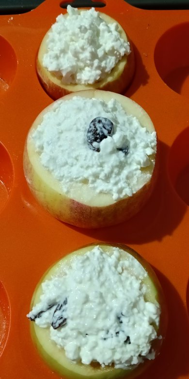 Запечённые яблоки с творогом - Шаг 4