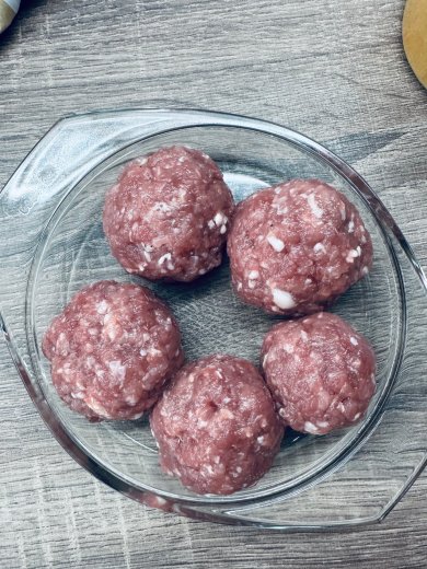 Тефтели в сметанно-томатном соусе - Шаг 1