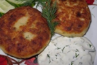 Котлеты из картофеля, сыра и укропа с грибным соусом.