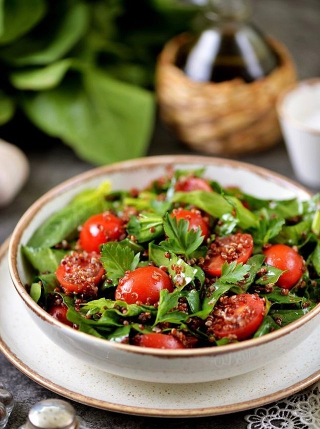 Салат с киноа и шпинатом 🥗