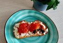 Брускетта с запечёнными помидорами черри и творожным сыром.