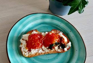 Брускетта с запечёнными помидорами черри и творожным сыром.
