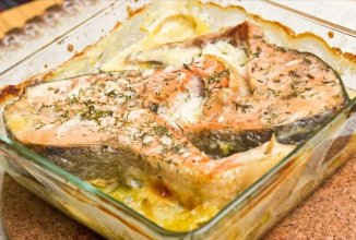 Горбуша в чесночно-сметанном соусе.