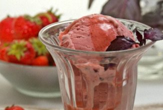 Мороженое с клубникой, базиликом и лимонным соусом