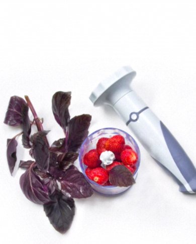 Мороженое с клубникой, базиликом и лимонным соусом - Шаг 3