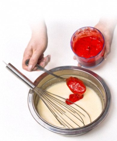 Мороженое с клубникой, базиликом и лимонным соусом - Шаг 4