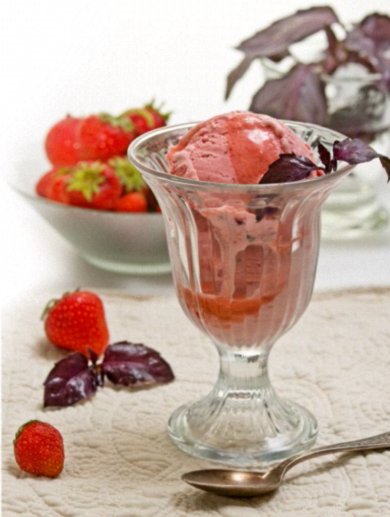 Мороженое с клубникой, базиликом и лимонным соусом - Шаг 7