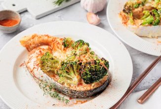 Сёмга с брокколи и зелёным горошком, запечённая в сливках