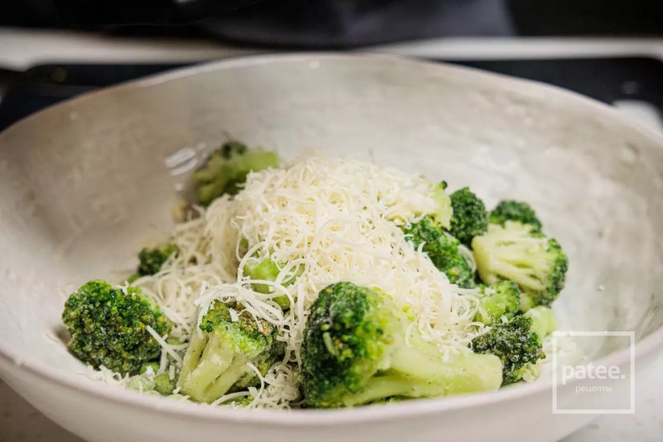 Сёмга с брокколи и зелёным горошком, запечённая в сливках - Шаг 3