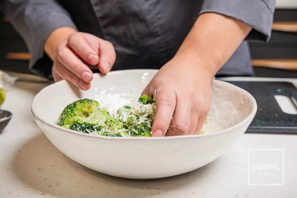 Сёмга с брокколи и зелёным горошком, запечённая в сливках - Шаг 4