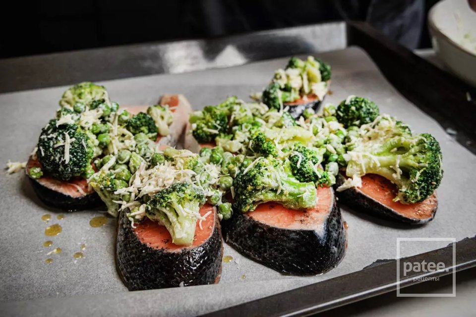 Сёмга с брокколи и зелёным горошком, запечённая в сливках - Шаг 5