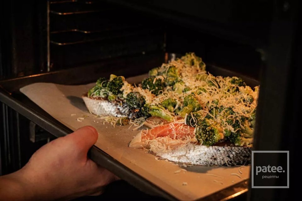 Сёмга с брокколи и зелёным горошком, запечённая в сливках - Шаг 6