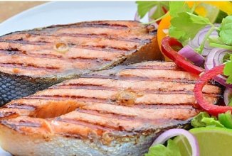 Форель на сковороде-гриль с весенним салатом