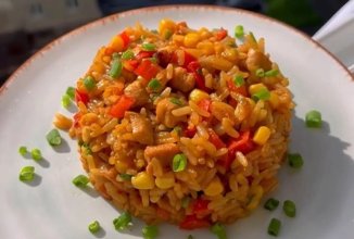 Пан-азиатский рис с курицей и овощами